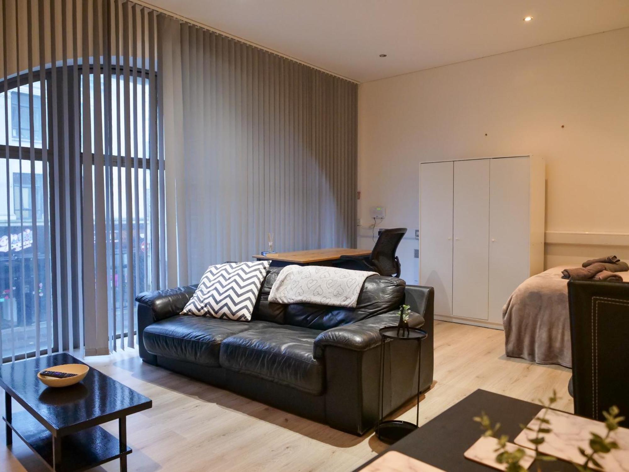 Spacious And Modern Centre Apartment