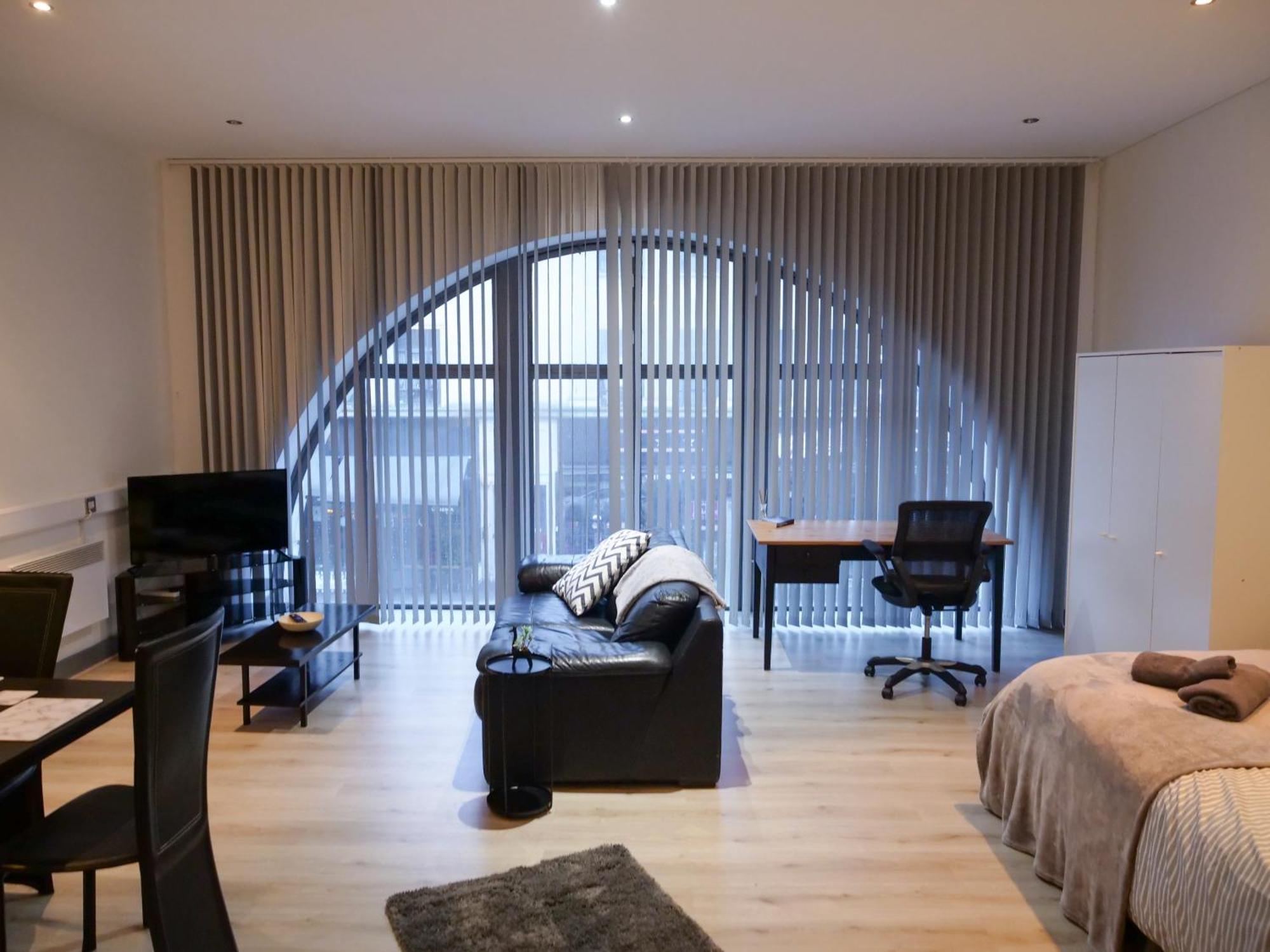 Spacious And Modern Centre Apartment